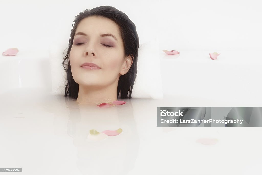 Ansiada mujer relajarse en la bañera de hidromasaje - Foto de stock de Adulto libre de derechos