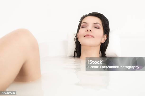 Foto de Mulher Feliz Em Um Banho Quente De Banheira e mais fotos de stock de Adulto - Adulto, Alagado - Molhado, Bem-estar