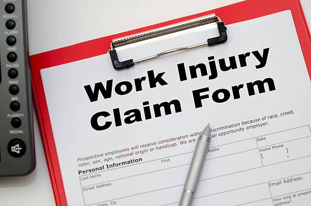 formulaire de réclamation pour une blessure sur un bureau de travail, haut - insurance claim form rejection physical injury photos et images de collection