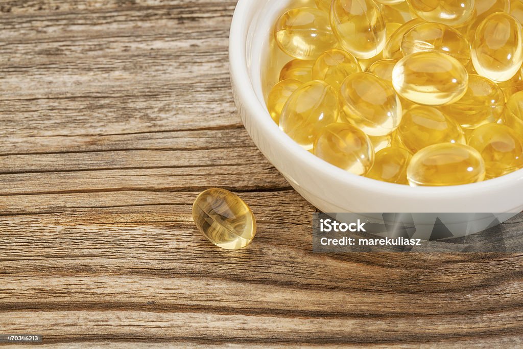 capsules d'huile de poisson - Photo de Bol et saladier libre de droits