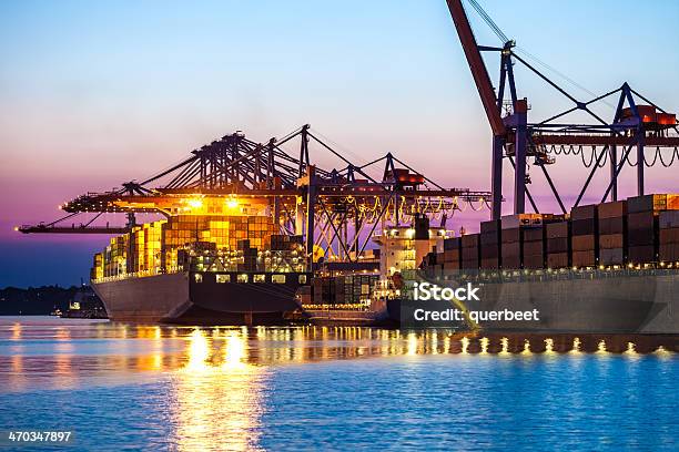 Containerterminal Stockfoto und mehr Bilder von Abenddämmerung - Abenddämmerung, Anlegestelle, Arbeiten