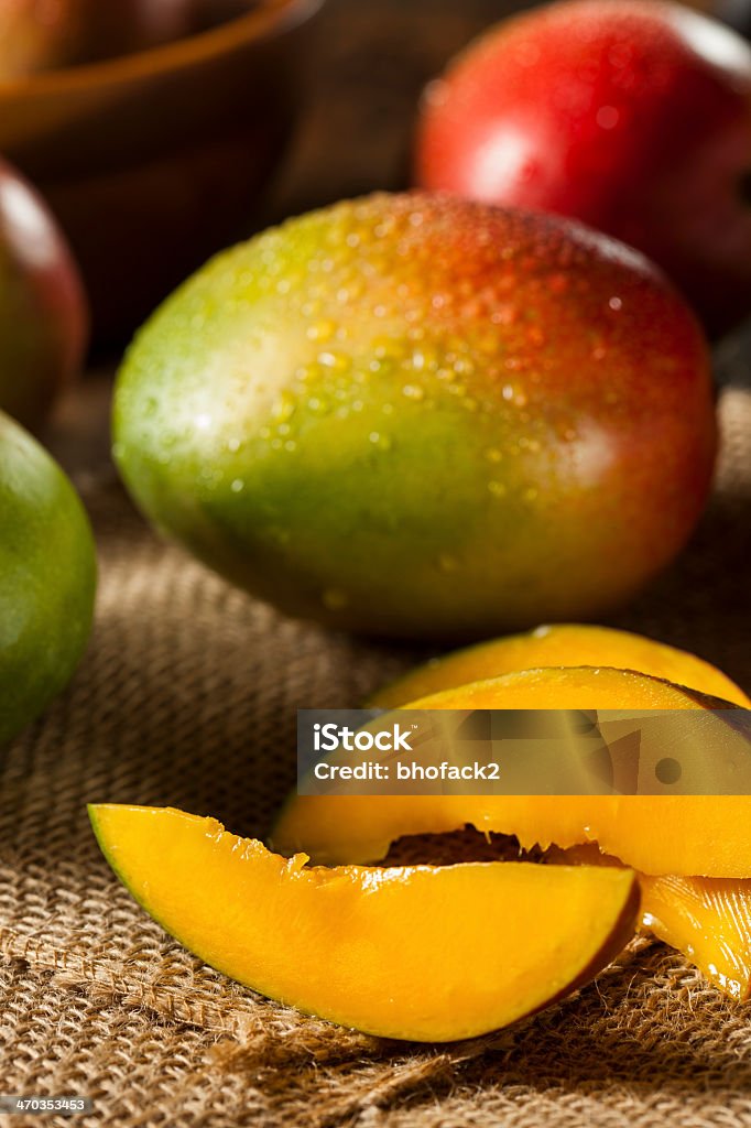 Colorido maduro Mangos orgánicos - Foto de stock de Alimento libre de derechos