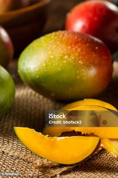 Colorido Maduro Mangos Orgánicos Foto de stock y más banco de imágenes de Alimento - Alimento, Amarillo - Color, Clima tropical