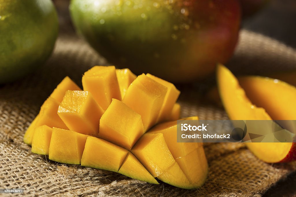 Colorido maduro Mangos orgánicos - Foto de stock de Mango - Fruta tropical libre de derechos