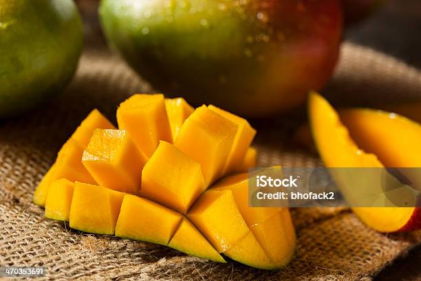 Colorido Maduro Mangos Orgánicos Foto de stock y más banco de imágenes de Mango - Fruta tropical - Mango - Fruta tropical, Alimento, Amarillo - Color