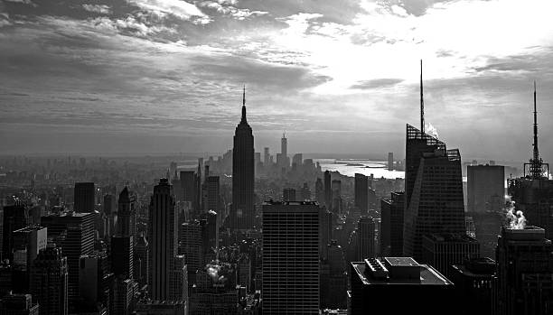 manhattan ao pôr-do-sol na cidade - new york city black and white city looking at view - fotografias e filmes do acervo