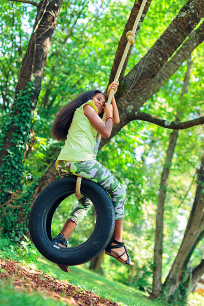 menina diversão ao ar livre - tire swing imagens e fotografias de stock