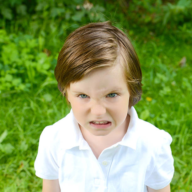 wütend kleine jungen - human teeth little boys behavior expressing negativity stock-fotos und bilder