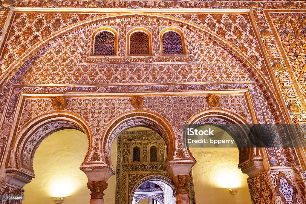 Arcos-de-ferradura-pequeno Salão Embaixador Palácio Real de Alcazar de Sevilha, Espanha - Royalty-free Andaluzia Foto de stock