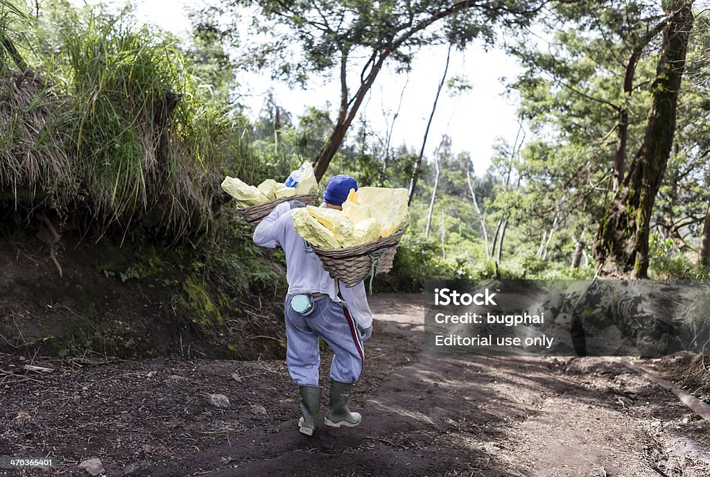 Los trabajadores llevar azufre - Foto de stock de Acero libre de derechos