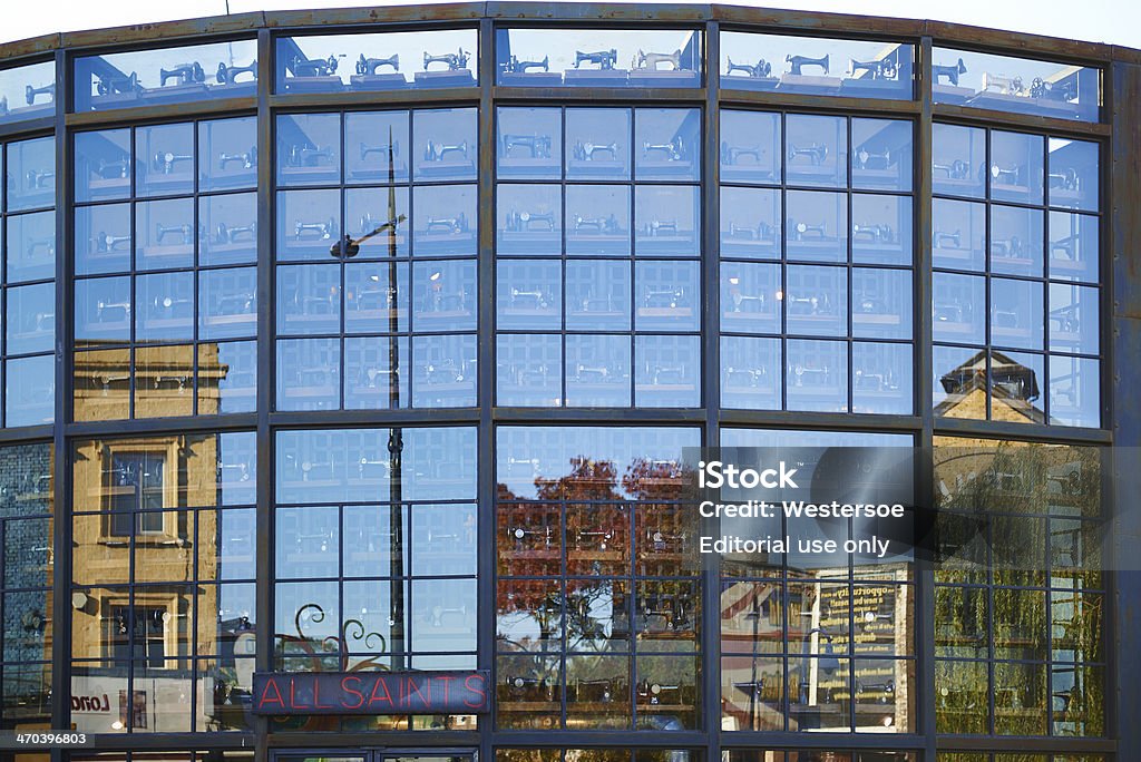 Здание с Стеклянный фасад отражает окрестности - Стоковые фото Англия роялти-фри
