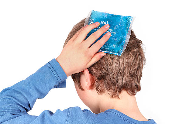 ice pack, kopfschmerz - child headache pain ice pack stock-fotos und bilder