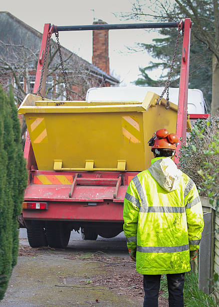 Builder supervising the delivery and unloading of a skip Builder landscaper supervising the delivery and unloading of a skip at a residential property skipping stock pictures, royalty-free photos & images