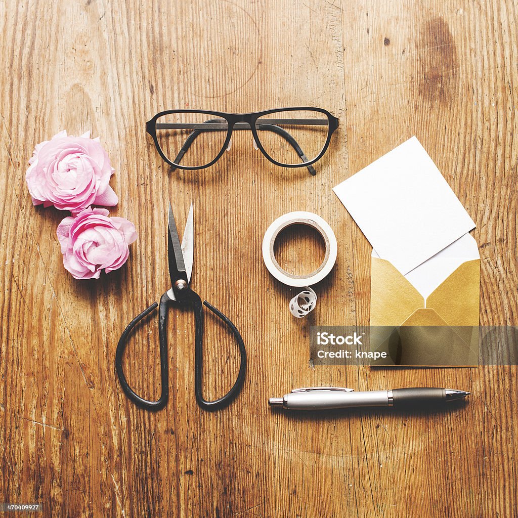 Tijeras, nota y gafas - Foto de stock de Arreglo libre de derechos