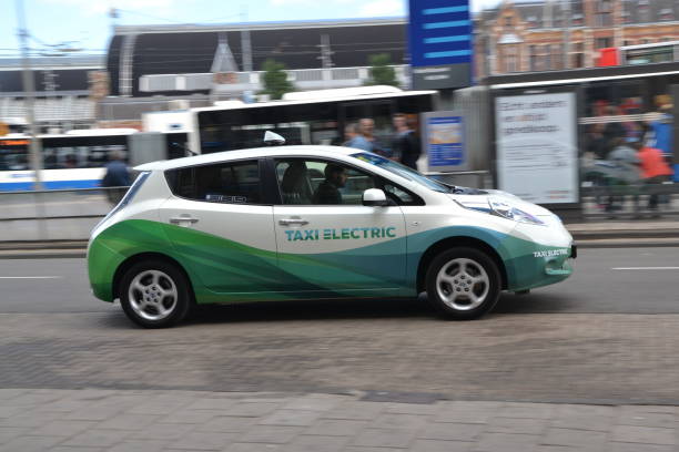 electric taxi en amsterdam - nissan leaf fotografías e imágenes de stock