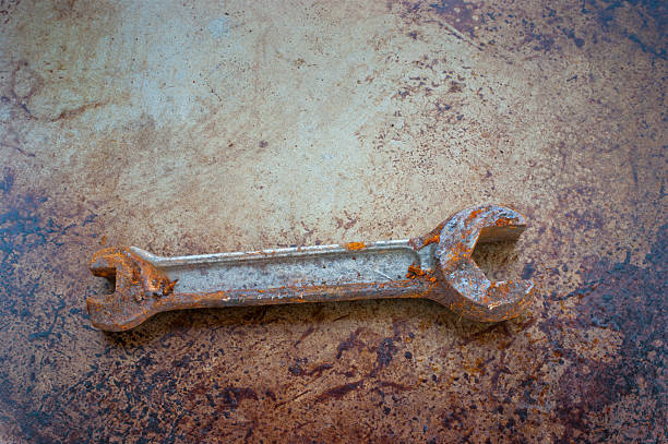 Rusty chave de porcas ou chave inglesa. - fotografia de stock