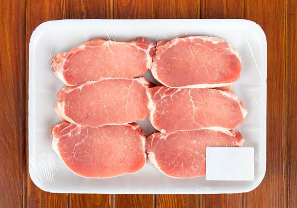 frische rote fleisch verpackt in polyestertasche - veal raw meat pink stock-fotos und bilder