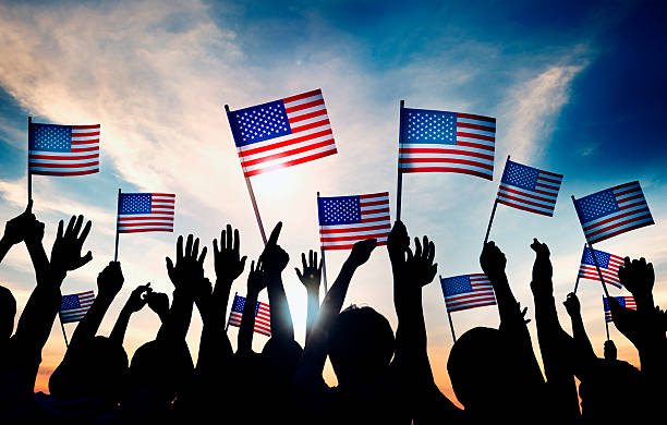 grupo de personas, agitando american flags en contraluz - back lit fotografías e imágenes de stock