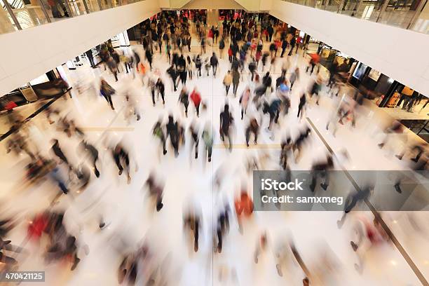 Personen Die Schnell In Einem Überfüllten Stockfoto und mehr Bilder von Bewegung - Bewegung, Fotografie, Horizontal