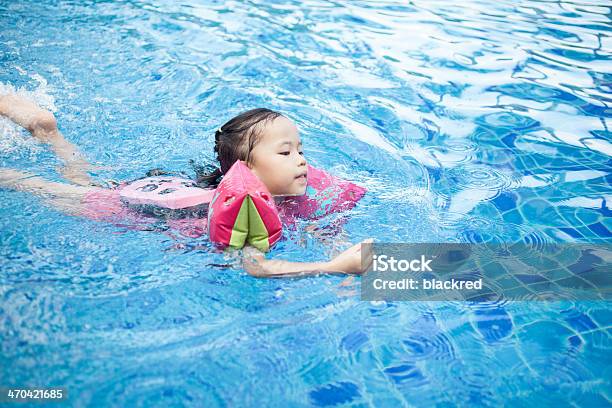 소녀만 수영 4-5세에 대한 스톡 사진 및 기타 이미지 - 4-5세, 건강한 생활방식, 공기 주입