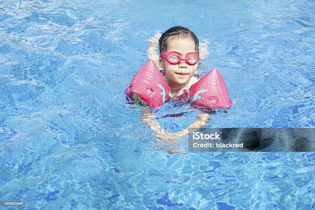 Little Girl aprendizaje de natación - Foto de stock de 4-5 años libre de derechos