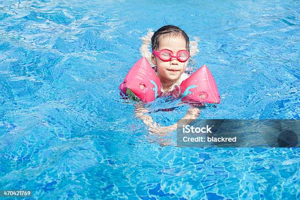 Little Girl Aprendizaje De Natación Foto de stock y más banco de imágenes de 4-5 años - 4-5 años, Actividad, Actividades recreativas