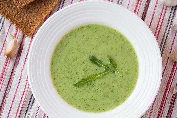 green czosnek zupa krem z liści rukola, rukola, zdrowy - soup zucchini spinach cream zdjęcia i obrazy z banku zdjęć