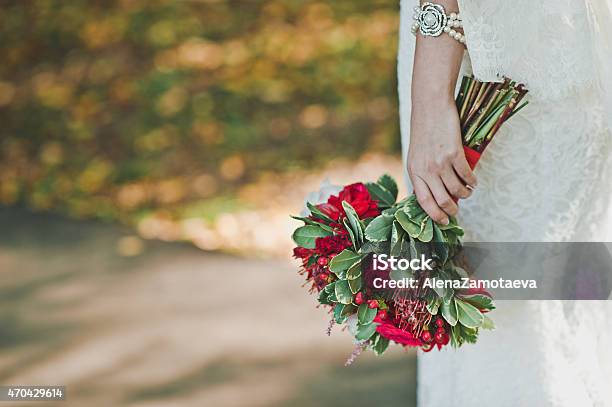 Flores En Manos De La Chica 2330 Foto de stock y más banco de imágenes de 2015 - 2015, Adulto, Agarrar