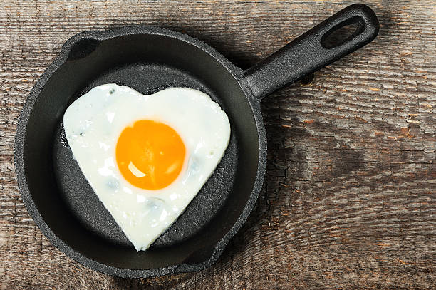 huevo frito - eggs breakfast heart shape fried egg fotografías e imágenes de stock