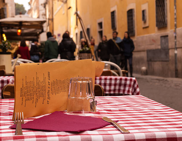 close-up su un tavolo di ristorante italiano all'aperto - fiorentina bologna foto e immagini stock