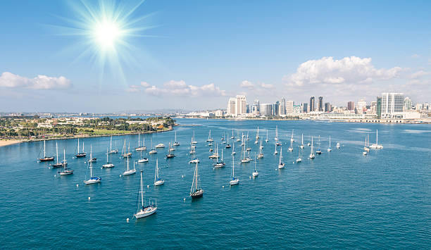 skyline von san diego und der waterfront - marina nautical vessel sailboat harbor stock-fotos und bilder