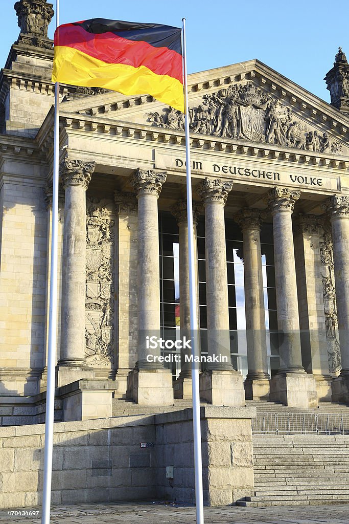 Bundestag & bandeira alemã, em Berlim, vertical - Foto de stock de Alemanha royalty-free