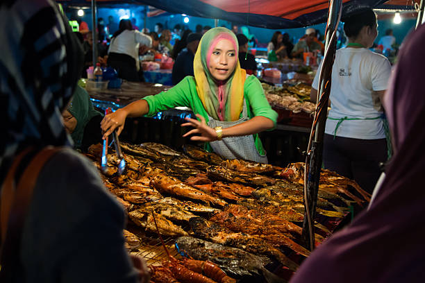 kota kinabalu mercato notturno - asian culture barbecue chicken smoke foto e immagini stock
