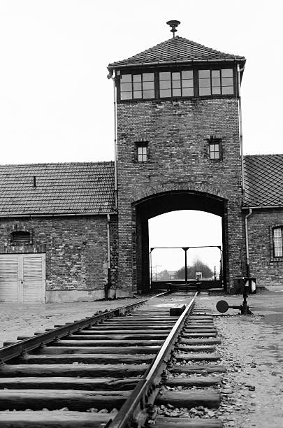 ingresso della stazione ferroviaria principale di camp auschwitz ii; birkenau in polonia - adolf hitler displaced persons camp concentration fascism foto e immagini stock