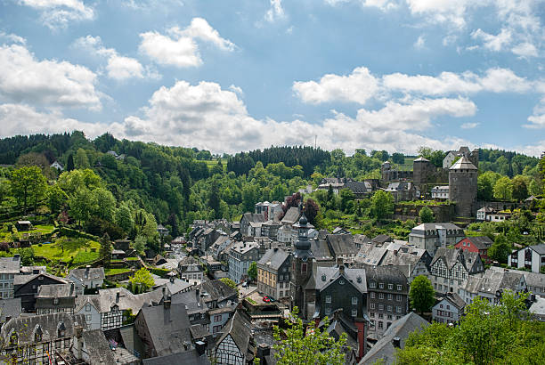 ver en monschau - monschau fotografías e imágenes de stock