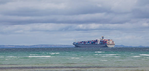 große cargo schiff segeln auf halbinsel mornington peninsula - transoceanic stock-fotos und bilder