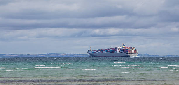 gran carga por barco que navega por la península de mornington - transoceanic fotografías e imágenes de stock
