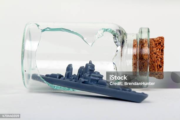 Battleship Fuga - Fotografie stock e altre immagini di Nave in bottiglia - Nave in bottiglia, Rotto, Armi