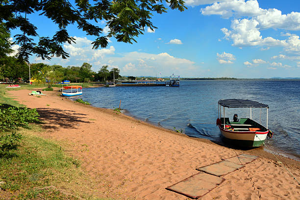 San Bernardino / Samber, Cordillera, Paraguay: resort town on the shores of Ypacarai Lake - boat and beach  - photo by M.Torres