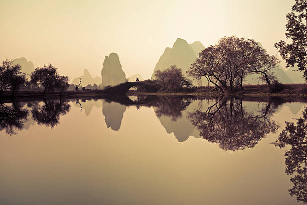 nascer do sol de lijiang rio - bridge beauty in nature travel destinations yangshuo - fotografias e filmes do acervo