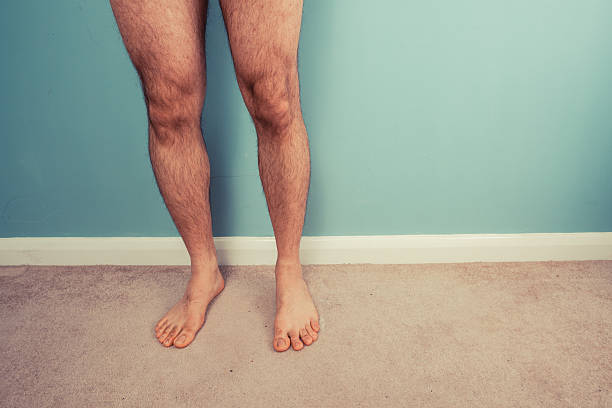 les jambes d'un homme nu - wall indoors chair floor photos et images de collection