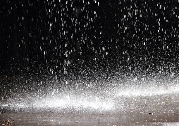 enorme pioggia su asfalto rotto da una grondaia sotto cloudburst - acid rain foto e immagini stock