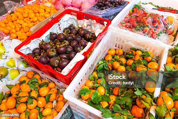 Frutta Fresca In Un Mercato - Fotografie stock e altre immagini di Assaggiare - Assaggiare, Bancarella, Bazar - Mercato