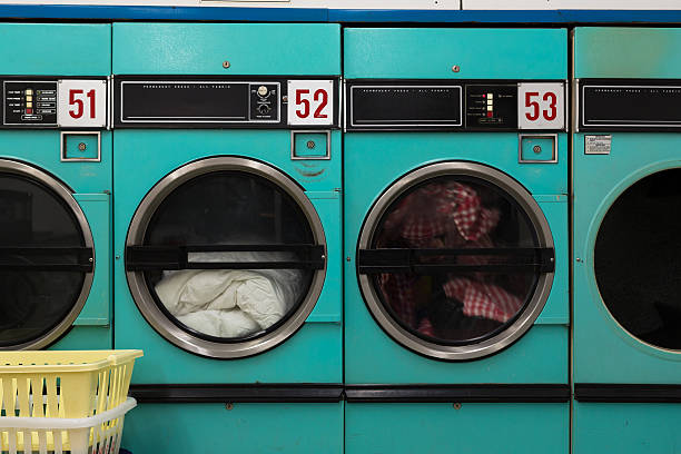 linha de roupas secadoras-lavanderia - laundromat clothes washer laundry utility room - fotografias e filmes do acervo