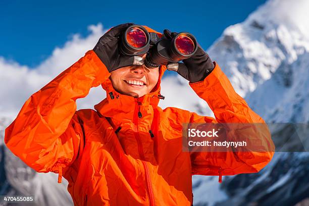 Mujer Con Binoculares En Monte Everest National Park Nepal Foto de stock y más banco de imágenes de Monte Everest