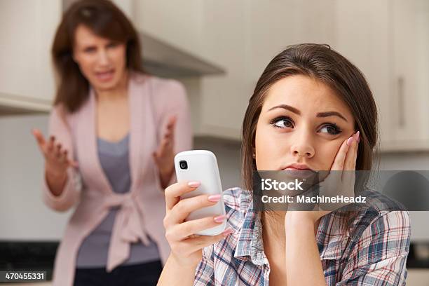 Mutter Mit Tochter Streiten Über Die Nutzung Von Mobiltelefonen Stockfoto und mehr Bilder von Teenager-Alter
