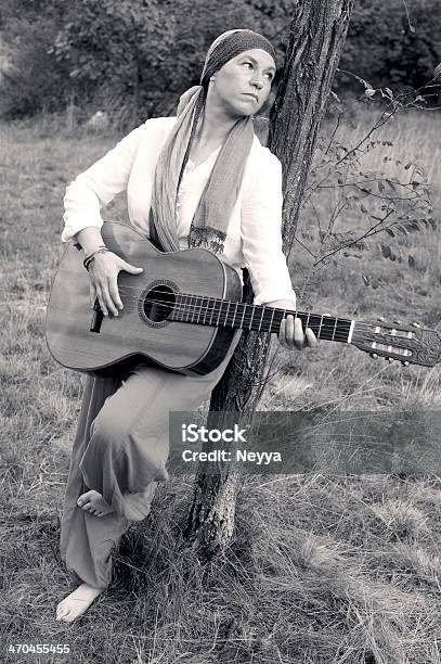 Femmina Gypsy Musicista - Fotografie stock e altre immagini di 45-49 anni - 45-49 anni, Adulto, Albero