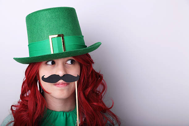 miss leprechaun - republic of ireland flag human face irish culture - fotografias e filmes do acervo