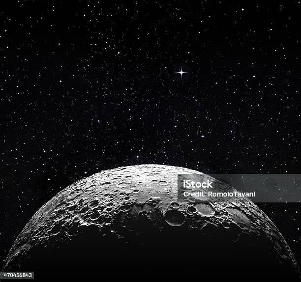 Half Moon Superficie E Luccicante Spazio - Fotografie stock e altre immagini di Paesaggio lunare - Paesaggio lunare, Luna, Satellite planetario