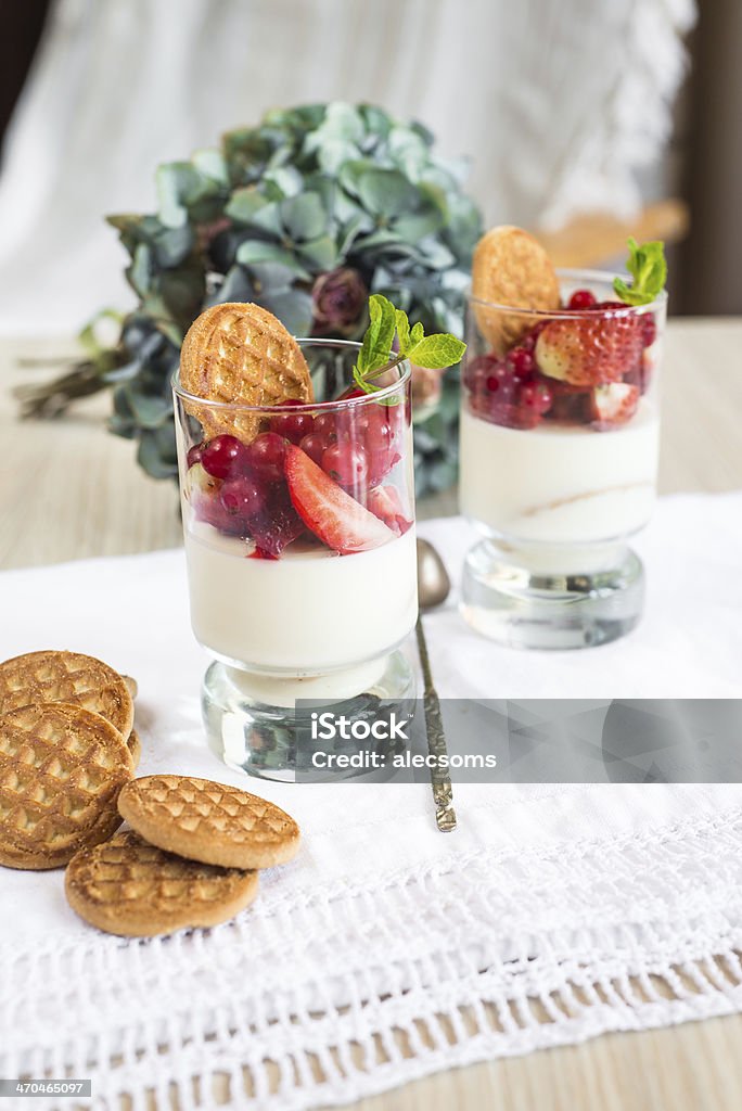 Panacotta em uma taça - Foto de stock de Biscoito royalty-free